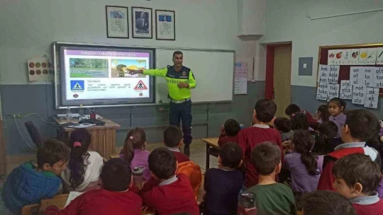 Jandarma ekipleri bilgilendirme çalışmalarını sürdürüyor