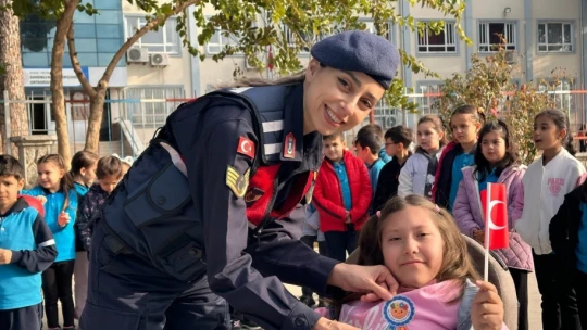 Jandarma ekipleri Dünya Çocuk Günü'nü kutladı