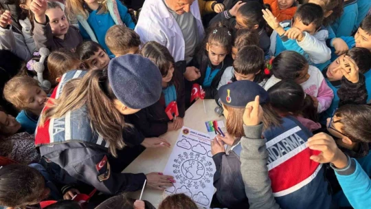 Jandarma ekipleri Dünya Çocuk Günü'nü kutladı