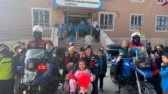 Jandarma ekipleri Dünya Çocuk Günü'nü kutladı