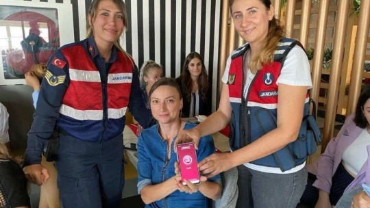 Jandarma ekipleri hotel çalışanlarını kadına şiddete karşı bilgilendirdi