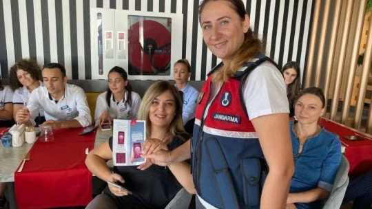 Jandarma ekipleri hotel çalışanlarını kadına şiddete karşı bilgilendirdi