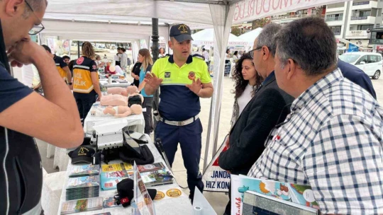 Jandarma ekipleri Kuşadası'nda vatandaşları bilgilendirdi
