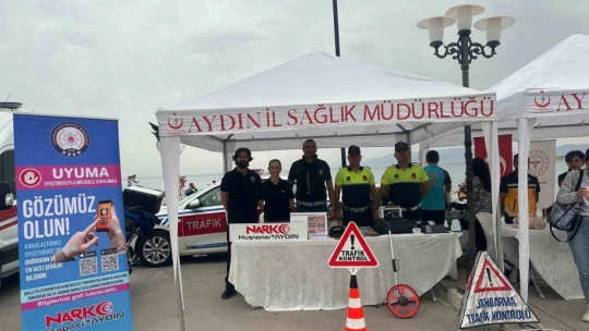 Jandarma ekipleri Kuşadası'nda vatandaşları bilgilendirdi
