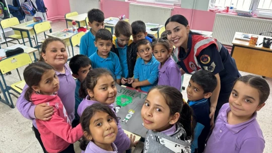 Jandarma ekipleri Kuyucaklı minikleri bilgilendirdi