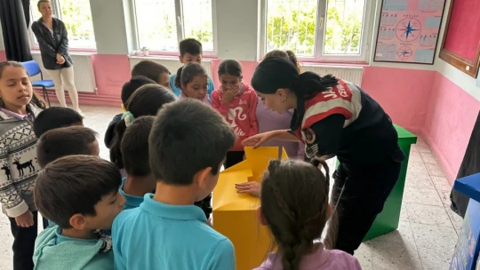 Jandarma ekipleri Kuyucaklı minikleri bilgilendirdi