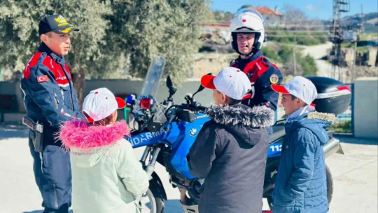 Jandarma ekipleri minik öğrencilerle buluştu
