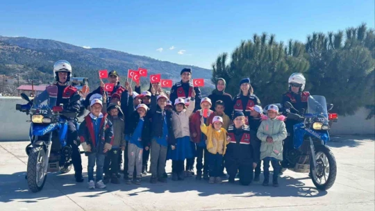 Jandarma ekipleri minik öğrencilerle buluştu