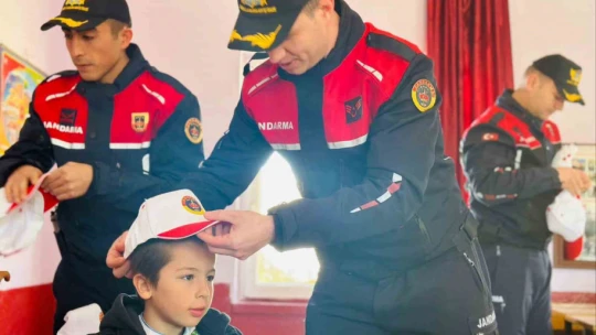 Jandarma ekipleri minik öğrencilerle buluştu