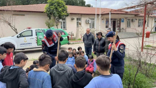 Jandarma ekipleri minikler ile birlikte fidan dikti