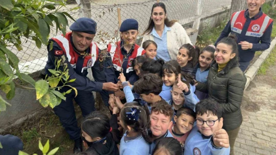 Jandarma ekipleri minikler ile birlikte fidan dikti