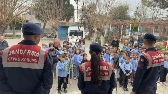 Jandarma ekipleri minikler ile birlikte fidan dikti