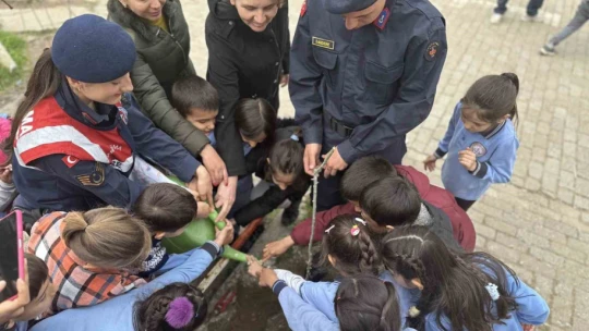 Jandarma ekipleri minikler ile birlikte fidan dikti