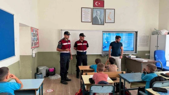 Jandarma ekipleri öğrencilere eğitim verdi
