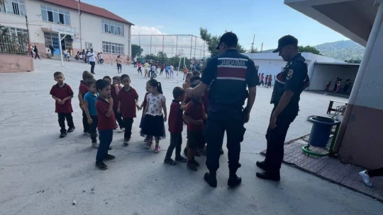 Jandarma ekipleri öğrencilere eğitim verdi