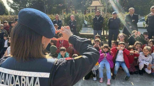 Jandarma ekipleri öğrencileri depreme karşı bilgilendirdi