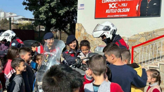 Jandarma ekipleri öğrencileri depreme karşı bilgilendirdi