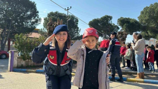 Jandarma ekipleri öğrencileri depreme karşı bilgilendirdi