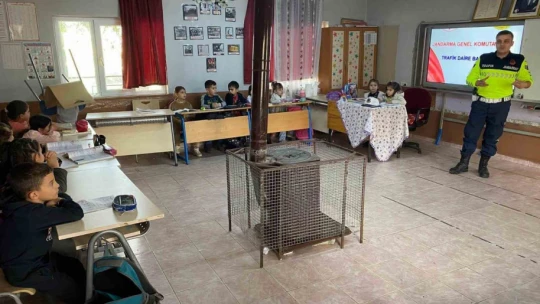 Jandarma ekipleri öğrencileri bilgilendirdi