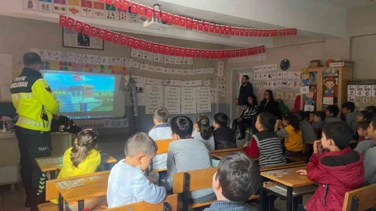 Jandarma ekipleri öğrencileri bilgilendirdi