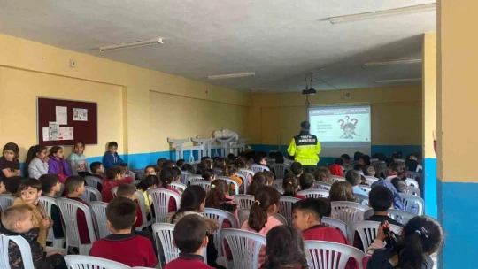 Jandarma ekipleri öğrencileri bilgilendirdi
