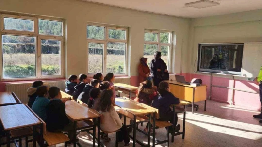Jandarma ekipleri öğrencileri bilgilendirdi