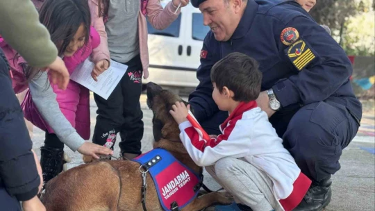 Jandarma ekipleri öğrencilerin karne heyecanına ortak oldu