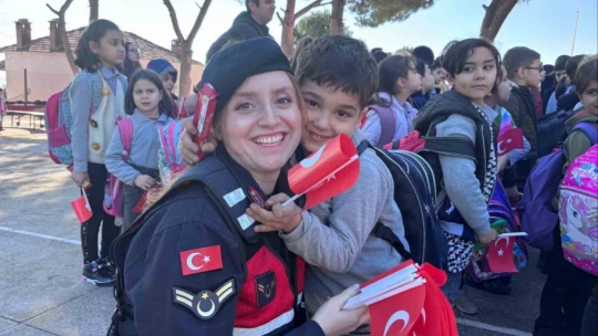 Jandarma ekipleri öğrencilerin karne heyecanına ortak oldu