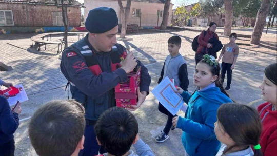Jandarma ekipleri öğrencilerin karne heyecanına ortak oldu