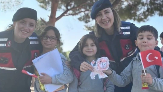 Jandarma ekipleri öğrencilerin karne heyecanına ortak oldu