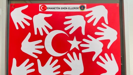 Jandarma ekipleri öğrencilerle birlikte okulu Türk bayrakları ile donattı