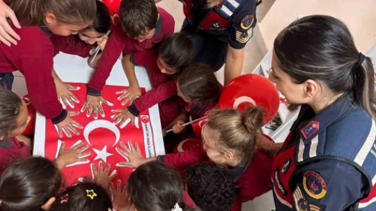Jandarma ekipleri öğrencilerle birlikte okulu Türk bayrakları ile donattı