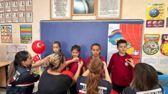 Jandarma ekipleri öğrencilerle birlikte okulu Türk bayrakları ile donattı