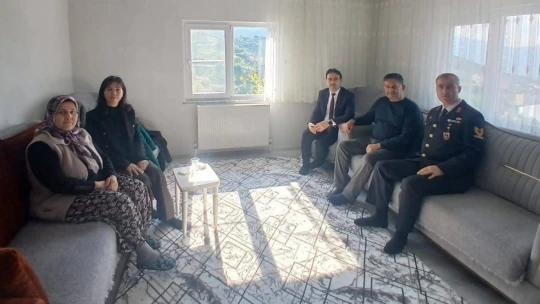 Jandarma ekipleri şehit ailelerini yalnız bırakmıyor