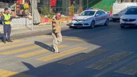 Jandarma ekipleri sürücü ve yayaları bilgilendirdi