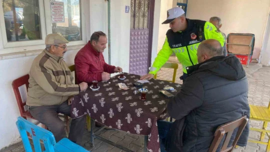 Jandarma ekipleri traktör sürücülerini bilgilendirdi