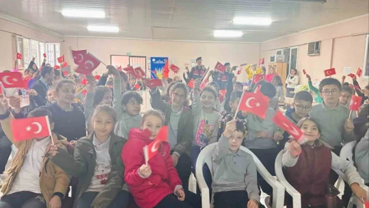 Jandarma ekipleri Yenipazar'da öğrencileri bilgilendirdi