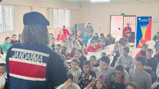 Jandarma ekipleri Yenipazar'da öğrencileri bilgilendirdi