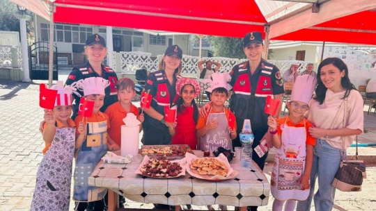 Jandarma ekipleri Zeytin ve Kültür Festivali'nde vatandaşları bilgilendirdi