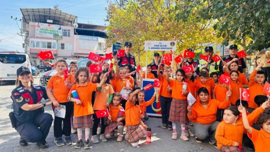 Jandarma ekipleri Zeytin ve Kültür Festivali'nde vatandaşları bilgilendirdi