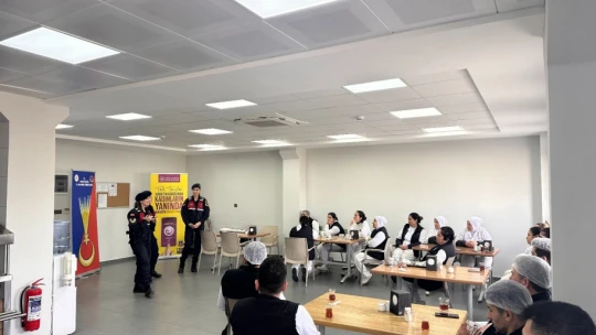 Jandarma fabrikadaki kadın çalışanları bilgilendirdi