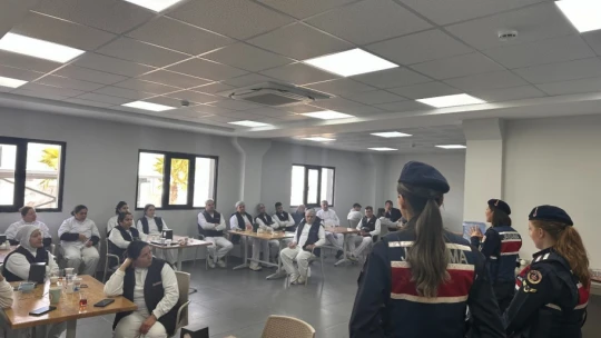 Jandarma fabrikadaki kadın çalışanları bilgilendirdi