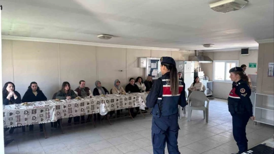 Jandarma fabrikadaki kadın çalışanları bilgilendirdi