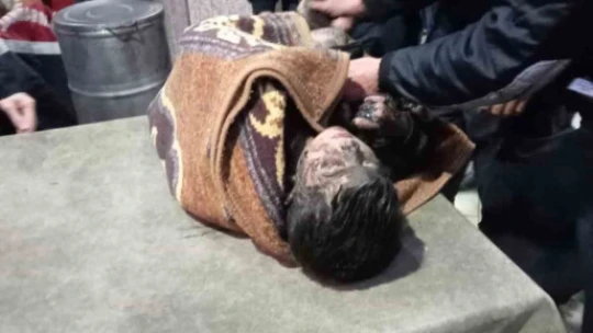 Jandarma gözünü kırpmadan fosseptik çukuruna inip küçük Aras'ı ölümden kurtardı