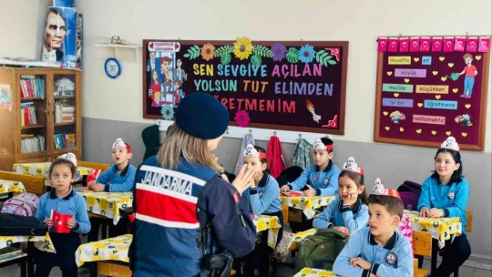 Jandarma ilkokul öğrencileri ile bir araya geldi