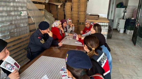 Jandarma kadınlara KADES'i anlattı