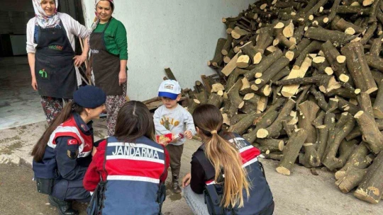 Jandarma kadınlara KADES'i anlattı