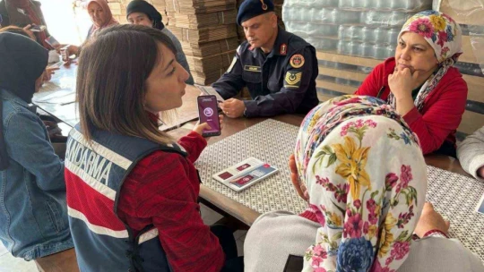 Jandarma kadınlara KADES'i anlattı