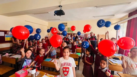 Jandarma kız çocuklarını unutmadı