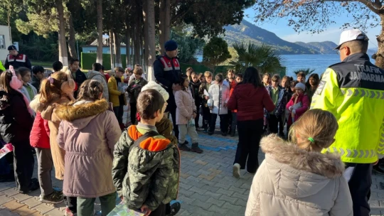 Jandarma minik öğrencilere doğa sevgisini anlattı